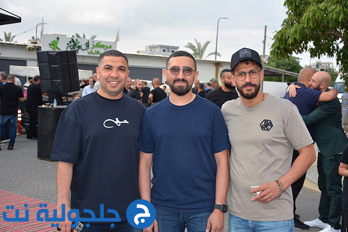 اهالي جلجولية يؤدون صلاة عيد الاضحى في ساحة مسجد الروضة في جلجولية 
